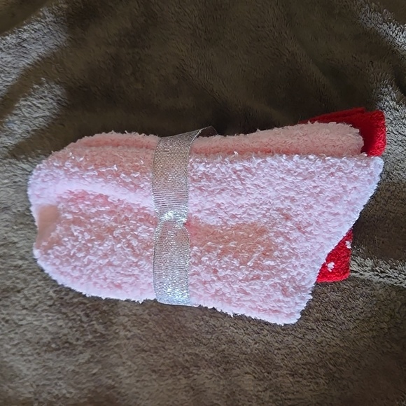 2 pair of fuzzy socks - Picture 2 of 3